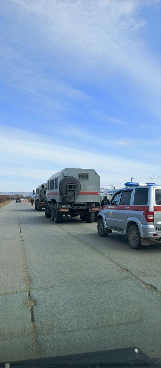 У Комсомольську-на-Амурі росгвардія на бронетранспортерах під'їхала до НПЗ, де китайські робітники вже другий день страйкують через невиплату заробітної плати
При цьому кацапська влада пише, що
"немає заборгованості по заробітній платі перед персоналом"