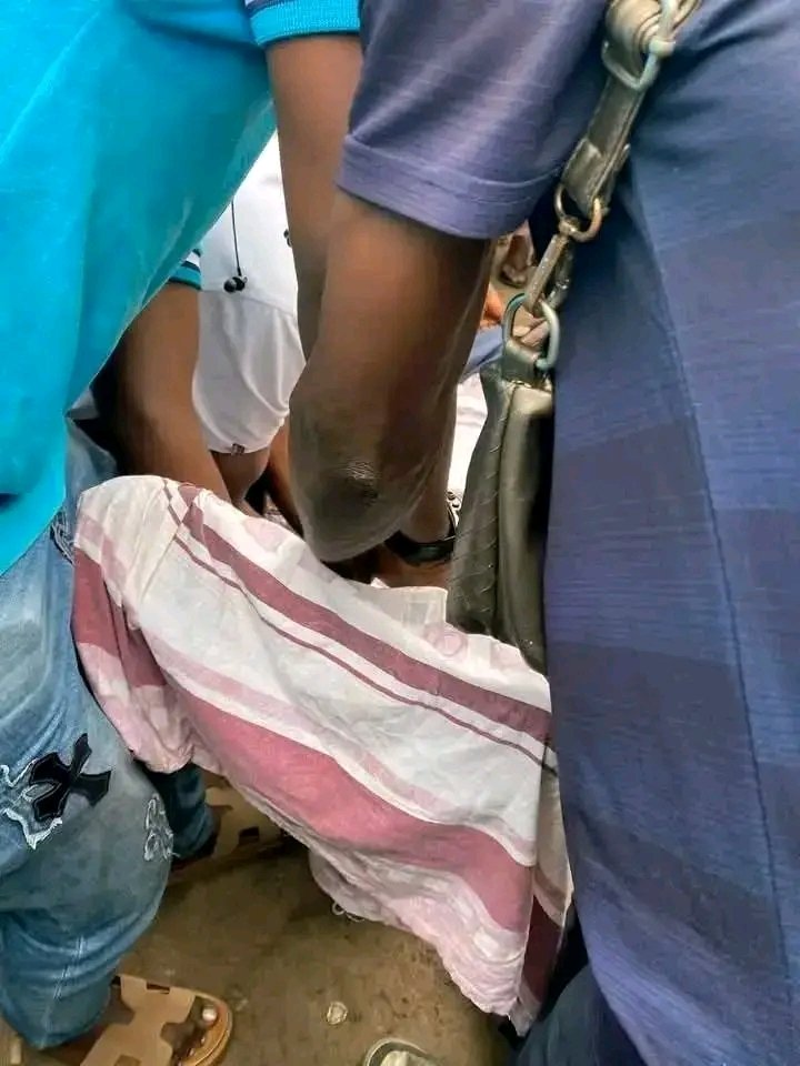 JeanEkila's tweet image. Un conducteur de taxi-moto a été tué près des Cliniques Universitaires de Kinshasa, relançant les inquiétudes sur l’insécurité urbaine.
Ses collègues réclament des mesures urgentes pour leur protection face à la montée de la criminalité.
#Kinshasa #Sécurité