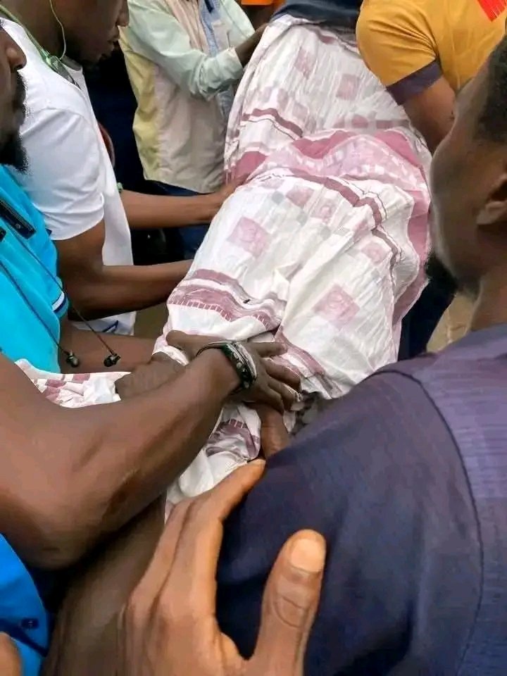 JeanEkila's tweet image. Un conducteur de taxi-moto a été tué près des Cliniques Universitaires de Kinshasa, relançant les inquiétudes sur l’insécurité urbaine.
Ses collègues réclament des mesures urgentes pour leur protection face à la montée de la criminalité.
#Kinshasa #Sécurité