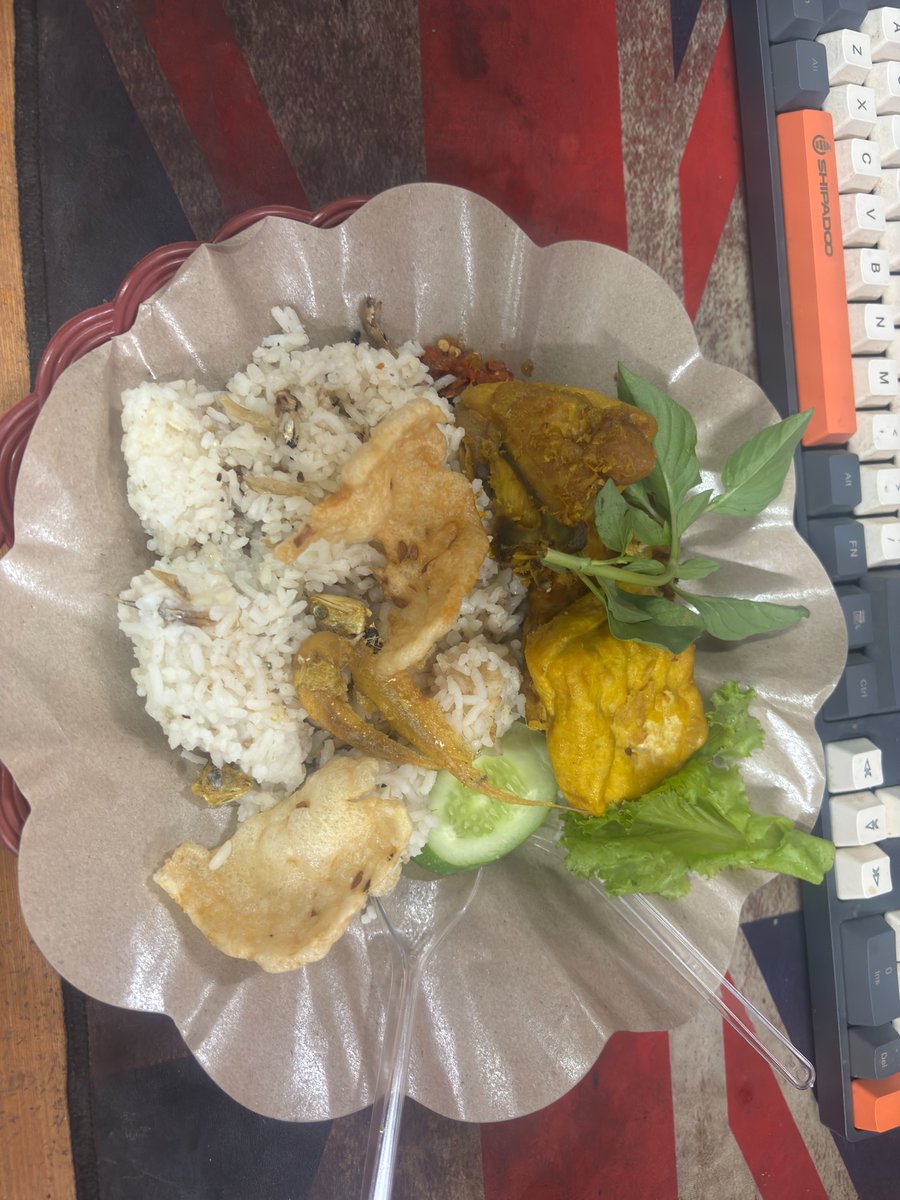 KelvinMP_WWE's tweet image. Agenda kantor paling favorit: Makan-makan 😋🍽️

Skill komunikasi meningkat drastis kalau udah ketemu makanan enak. 😂🍗
#WorkLife #Kuliner #Kantor #MakanMakan
