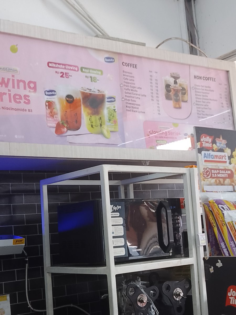 fuwzuki's tweet image. Bagaimana mau sakses kalau terlalu banyak ah kopi.

Mana tadi mbaknya sampai ngomong, "cheesepresso ya kak?" saking seringnya gue beli. #achievement