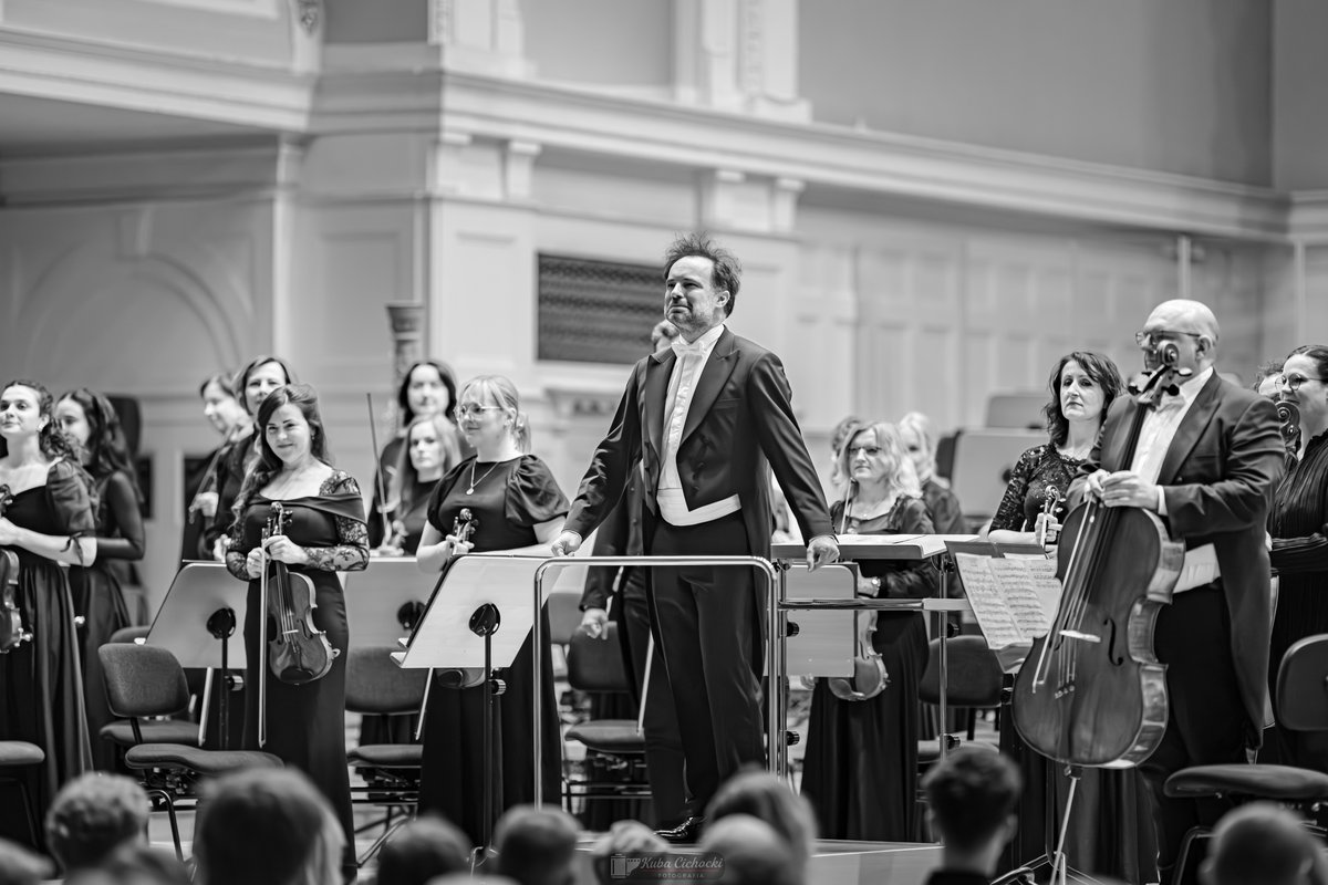 FeelHarmonia's tweet photo. Pod nieco przewrotnym tytułem „Duet czyli kwartet” zabrzmiał piątkowy filharmoniczny koncert, będący także hołdem dla Maestro Jerzego Maksymiuka, który w czwartek, 9 kwietnia obchodził 90 urodziny. 

Szczegóły: https://t.co/XgrkdVeXB6 https://t.co/SB9qu1IOPp