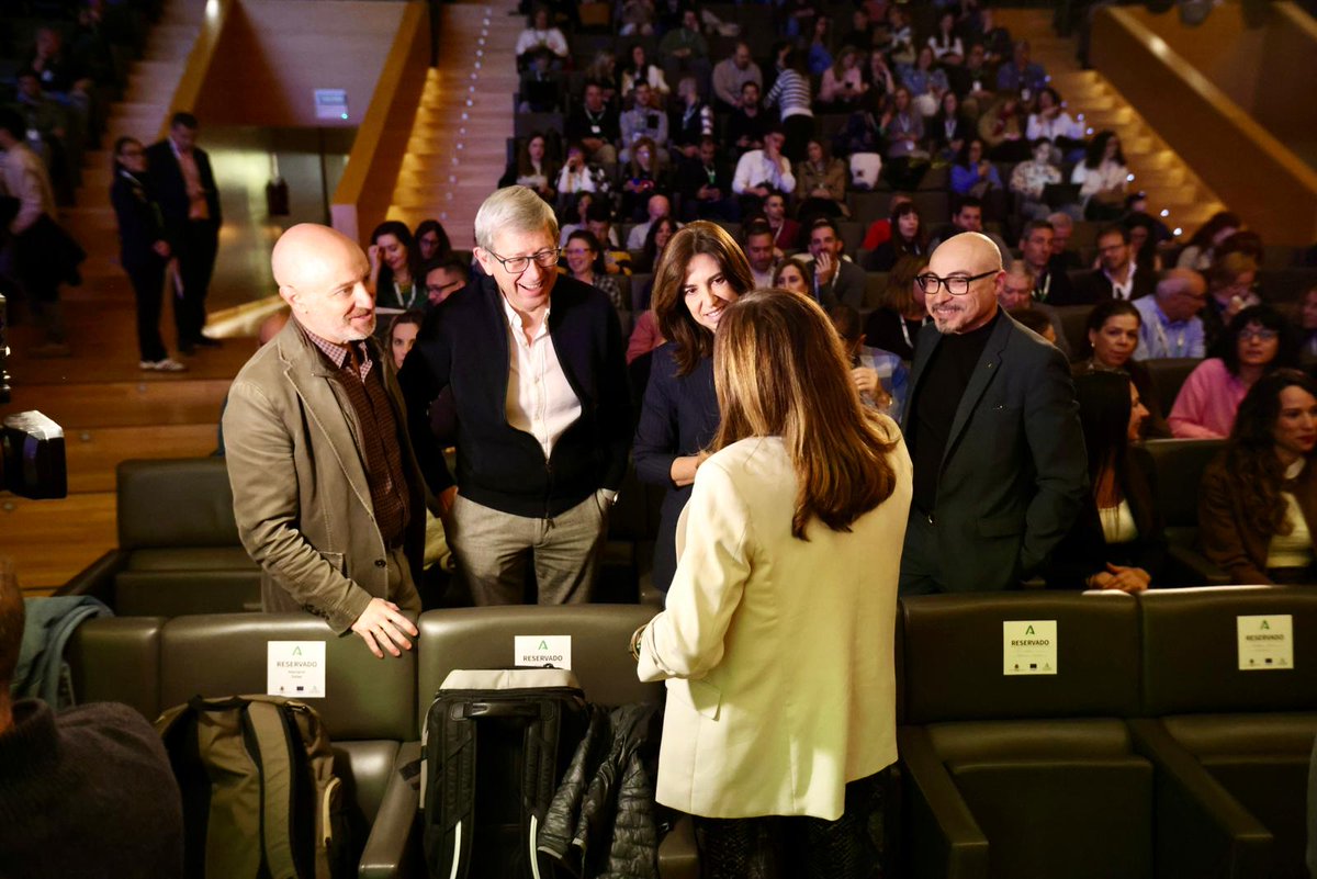 EducaAnd's tweet image. En marcha la jornada #IActivaFP con más de 400 docentes de #FP explorando el potencial de la #InteligenciaArtificial en #Educación. 
💻🎓Para impulsar la capacitación digital y conectar las aulas con las nuevas demandas tecnológicas del tejido productivo.
🇪🇺 Financiación europea.