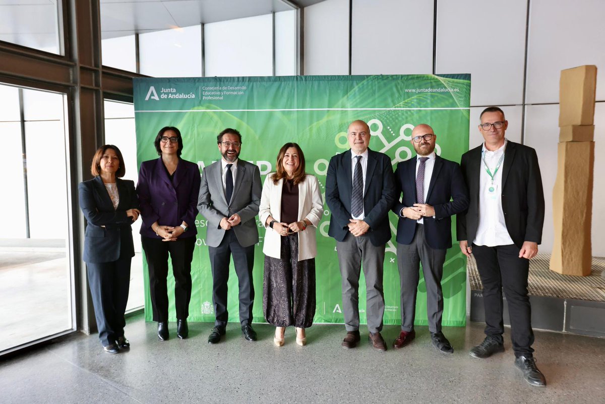 EducaAnd's tweet image. En marcha la jornada #IActivaFP con más de 400 docentes de #FP explorando el potencial de la #InteligenciaArtificial en #Educación. 
💻🎓Para impulsar la capacitación digital y conectar las aulas con las nuevas demandas tecnológicas del tejido productivo.
🇪🇺 Financiación europea.