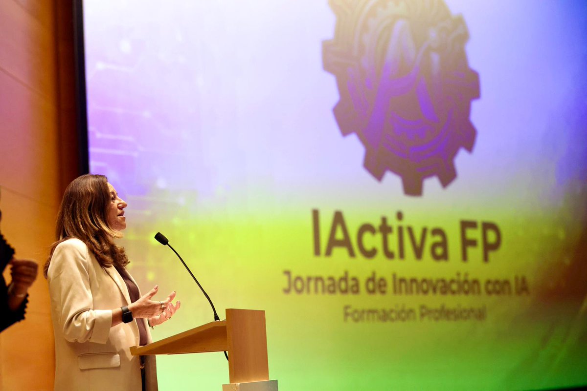 EducaAnd's tweet image. En marcha la jornada #IActivaFP con más de 400 docentes de #FP explorando el potencial de la #InteligenciaArtificial en #Educación. 
💻🎓Para impulsar la capacitación digital y conectar las aulas con las nuevas demandas tecnológicas del tejido productivo.
🇪🇺 Financiación europea.