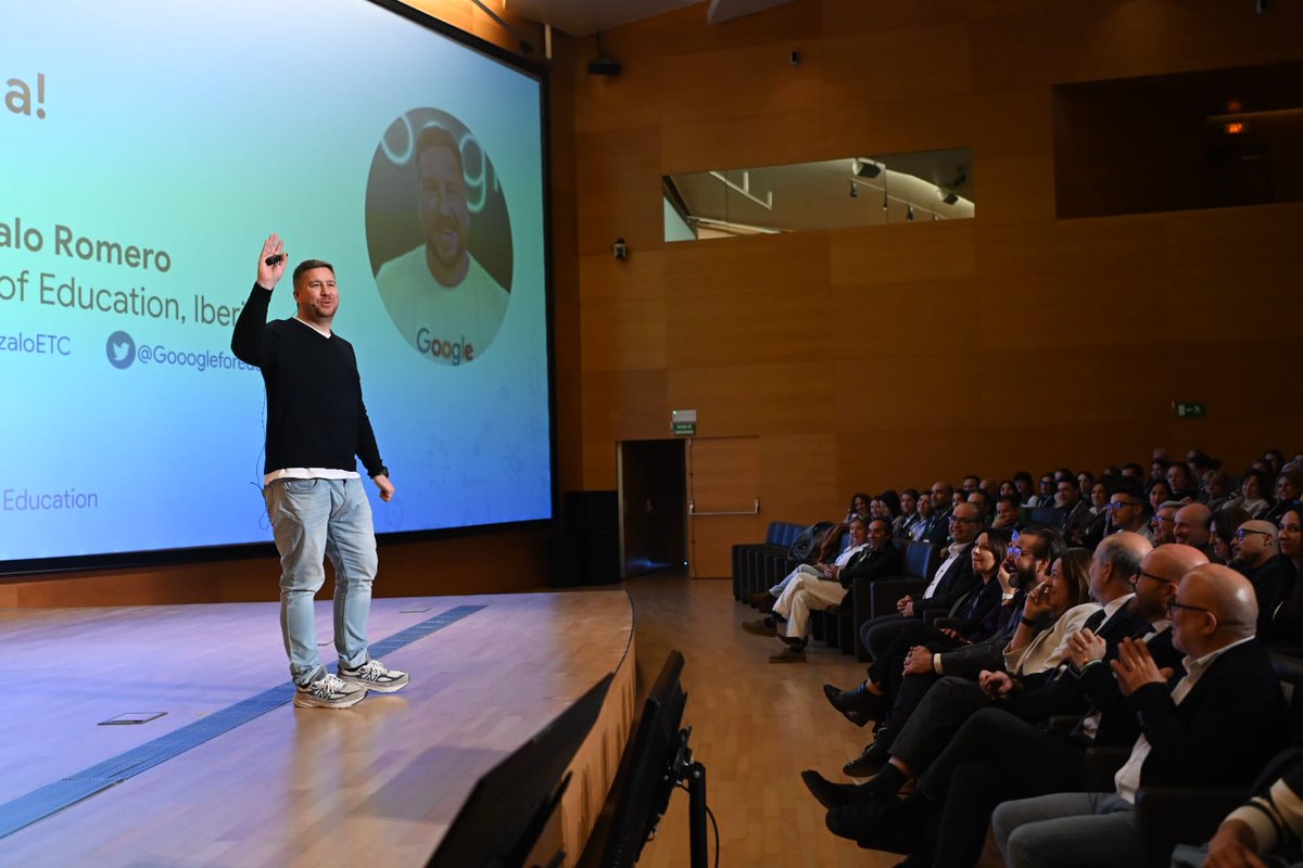 EducaAnd's tweet image. En marcha la jornada #IActivaFP con más de 400 docentes de #FP explorando el potencial de la #InteligenciaArtificial en #Educación. 
💻🎓Para impulsar la capacitación digital y conectar las aulas con las nuevas demandas tecnológicas del tejido productivo.
🇪🇺 Financiación europea.