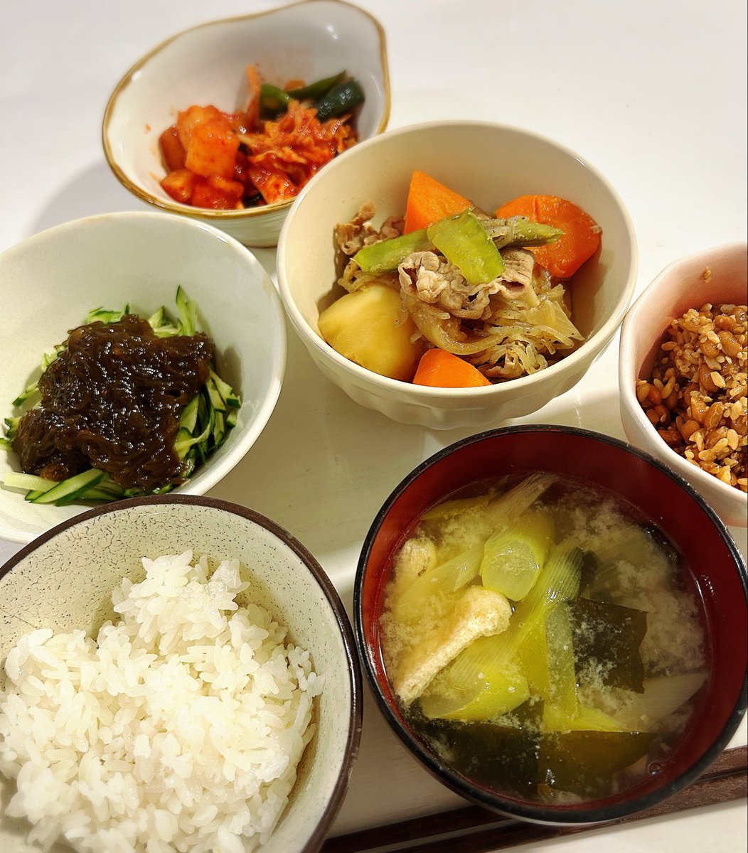 娘のリクエストで肉じゃが🥔
他に…
もずくきゅうり
今ハマってる納豆麹
キムチ
ご飯とお味噌汁

新じゃがで作る肉じゃがは美味しい‼️