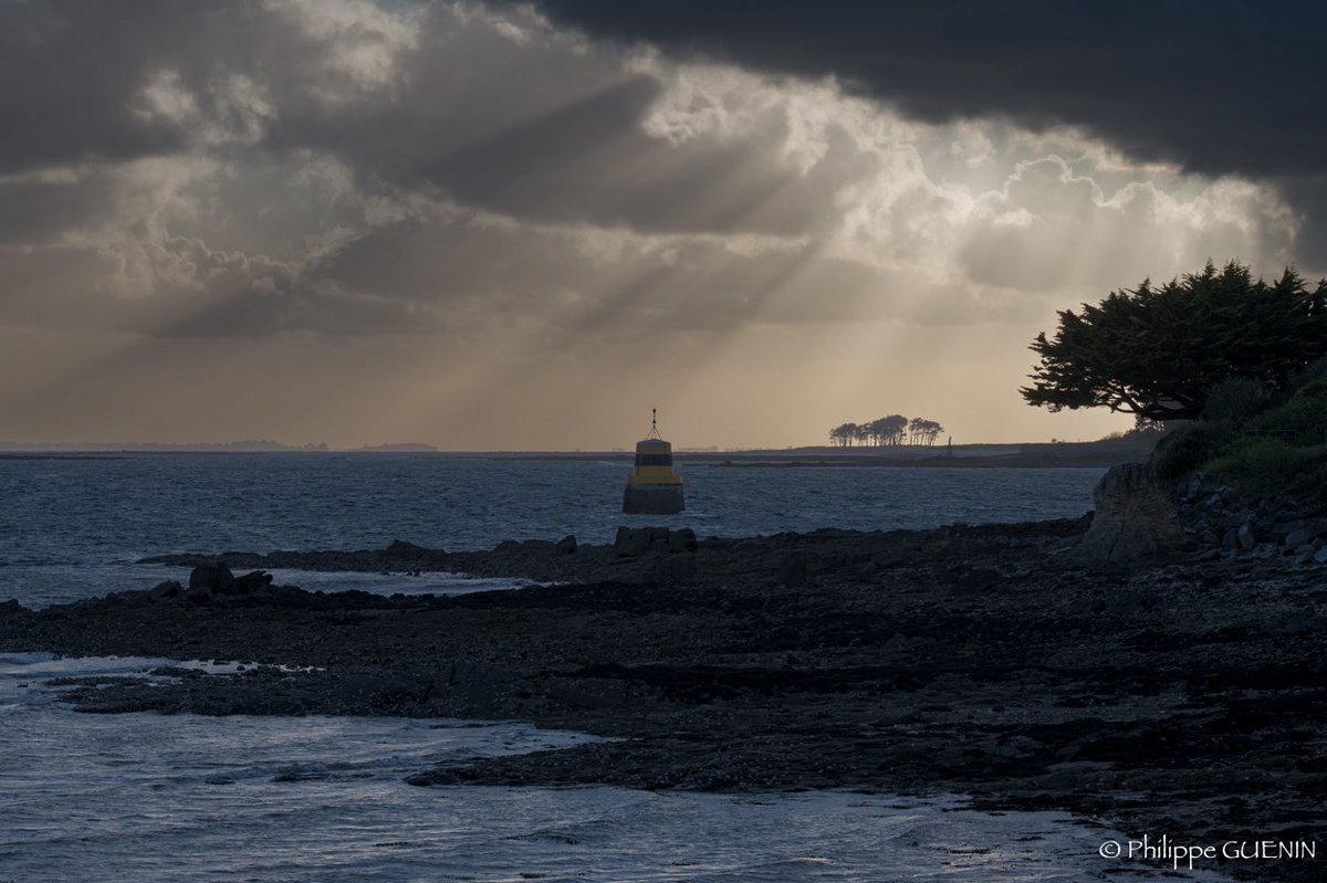 PhotoPhil88's tweet image. Port Navalo Morbihan. La lumière résiste encore, révélant formes et couleurs en mode atténué. L’ombre progresse et envahit peu à peu le paysage. 
#bretagne #brittany #presquilederhuys #lumieredusoir #ombreetlumiere #MagnifiqueFrance #BaladeSympa #LumieresBretonnes