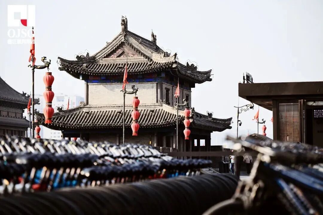 ShaanxiPlus's tweet image. Cycling on a 600-year-old city wall is already cool…
Now imagine doing it with #AR glasses. 🚴‍♂️🕶️
🎧 Real-time audio guides kick in
📍 Your location updates as you move
Would you try this “#CityBike+” experience in #XiAn?
#PoeticShaanxi #China #travel #ChinaTravel #VisitChina