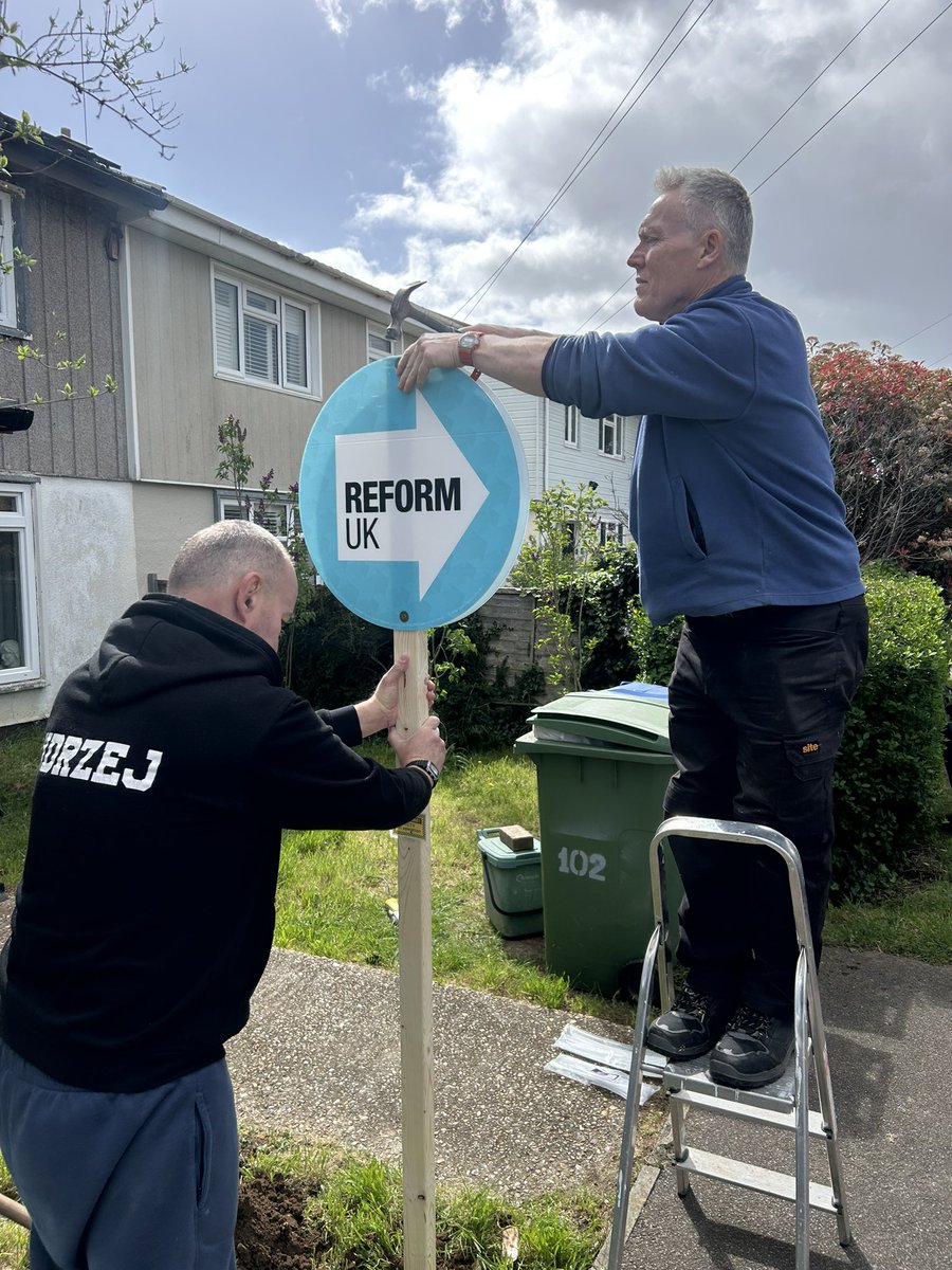 HarrisonForOBP's tweet photo. What you’re looking at here is an area tired of being run by the @LibDems and @Conservatives 

Voters are now enthusiastically running towards @reformparty_uk in Surrey!

@ReformEW https://t.co/qjQu7zH7ih