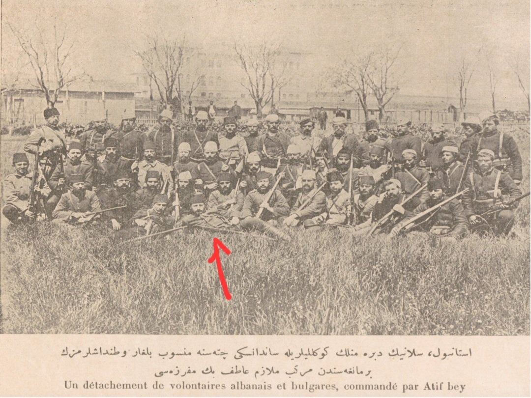 Sultan II. Abdülhamid'in İttihatçıların isyanını bastırmak için görevlendirdiği Şemsi Paşa'yı vurarak II. Meşrutiyet'in ilanında büyük rol oynayan Mülâzım Atıf Bey [Kamçıl], Hareket Ordusu'nda gönüllülerden oluşan bir müfrezenin başında.