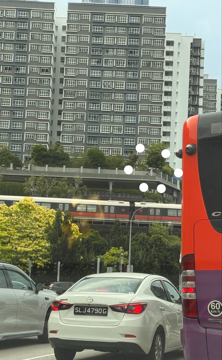 65_rajaD's tweet photo. On my way home and yeah… I just had to snap it 😅 dangerous lol. #singapore https://t.co/IdRhiGjklq