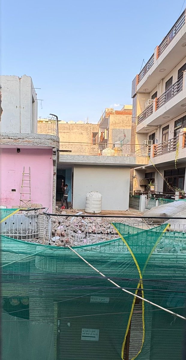 Delhivoicee's tweet image. @GreenDelhiAppCaseNo[104478]Kaam upper floors pr h,pr prda sirf groundfloor pr?Kya yehi@MCD_Delhi kedust cntrol norms h?Ground reality check kre bina'Safeguard Assured'keh ke complaint close krna galat h.Is pr turant dhyan dia jay
#GreenDelhiApp #DelhiPollution