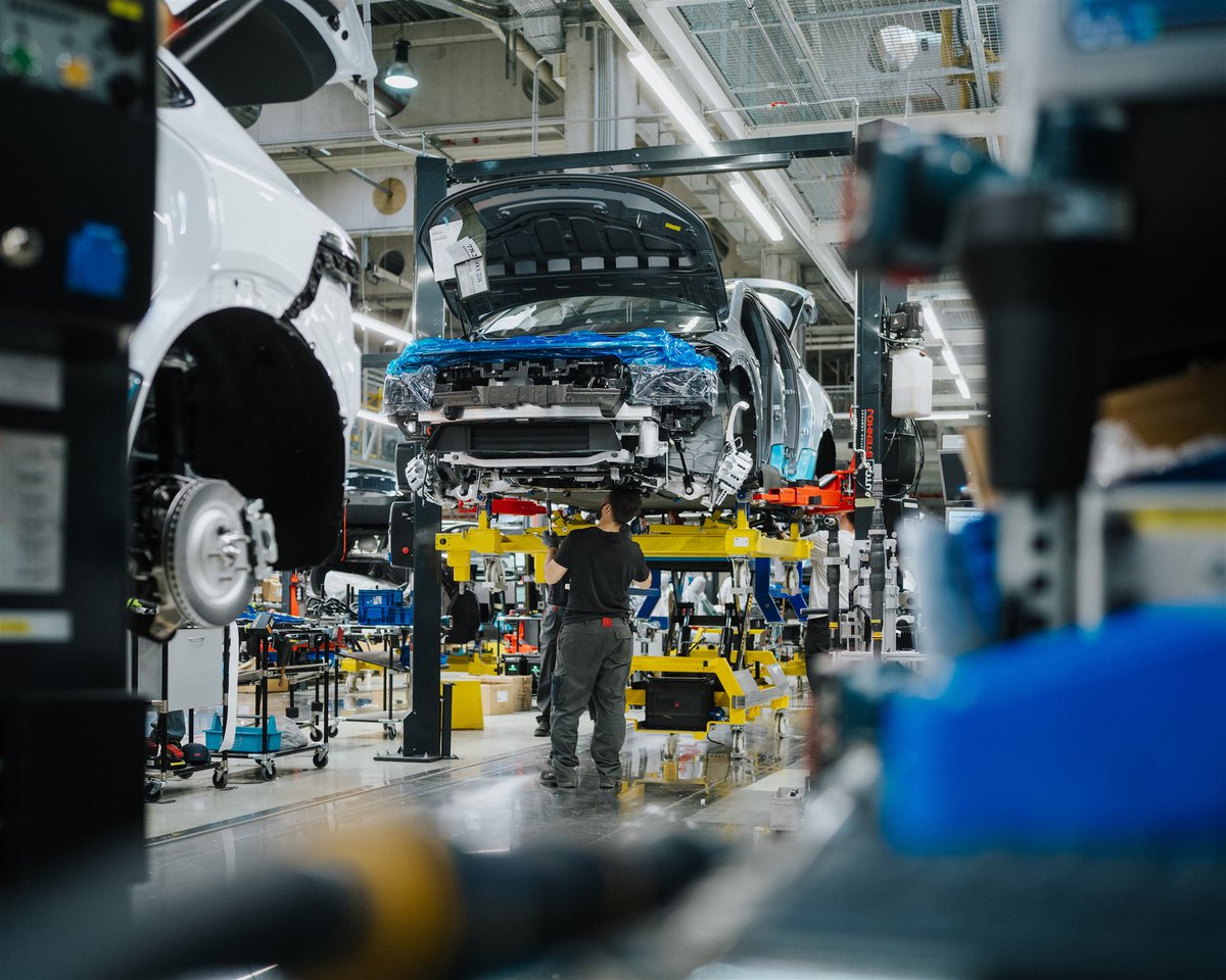 This week, we hosted an Austrian official at Magna in Graz 🇦🇹
For XPENG, Europe isn't just a market—it's home.
We aren't just exporting cars; we are embedding ourselves in the local ecosystem through local assembly, local expertise, and local value.
By partnering with European icons, we ensure our human-centric AI mobility is trusted, relevant, and built in Europe, for Europe.
Together, we’re defining the future of mobility.
$XPEV