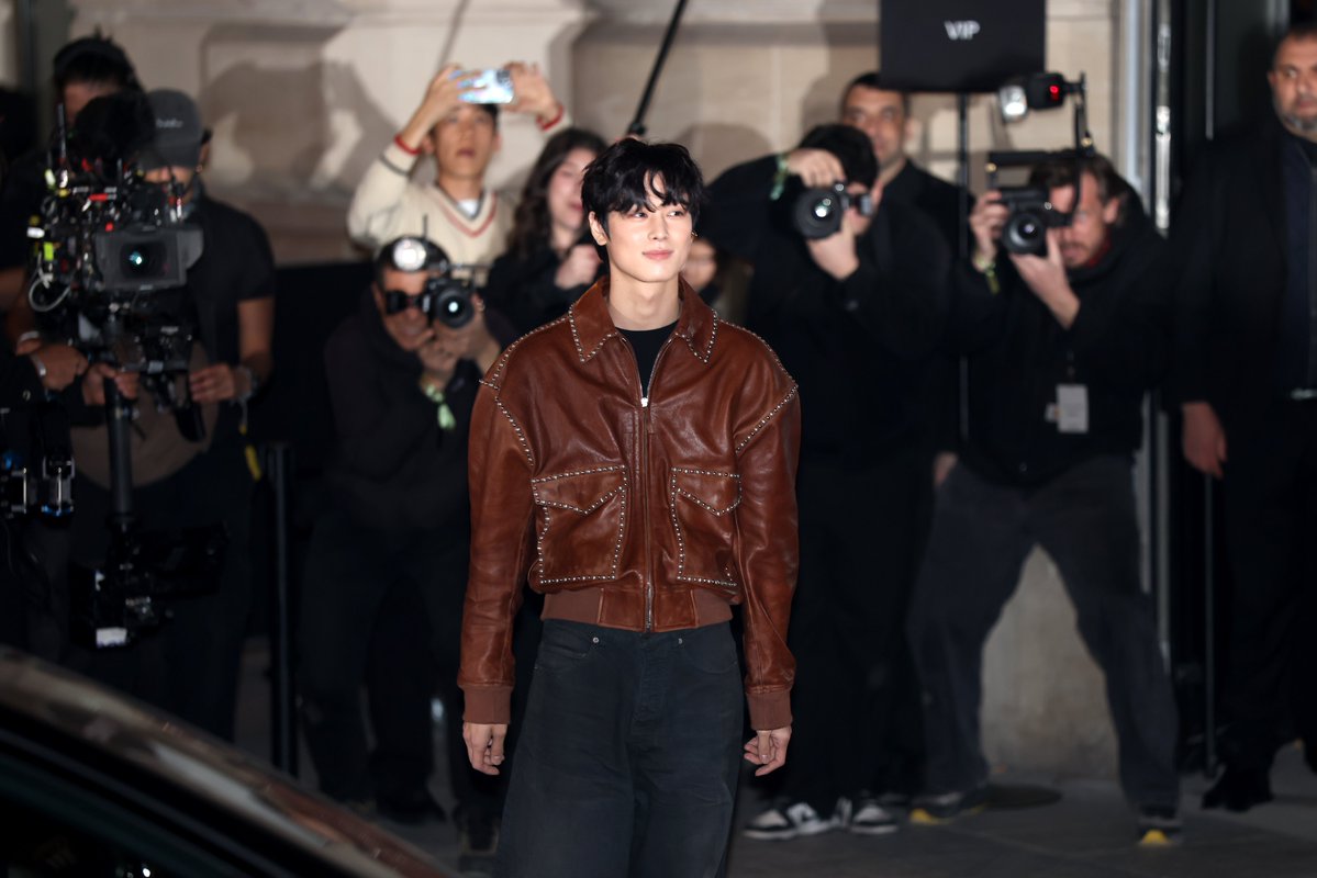 Surrounded by a bunch of camera, thank you for the exquisite photographs, ELLE Japan!