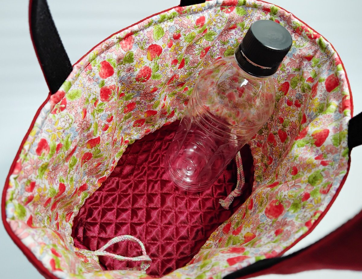 文鳥🍓柄の巾着付きバッグを作りました。
巾着部分はリバティ風イチゴ柄生地を使いました。
 #文鳥