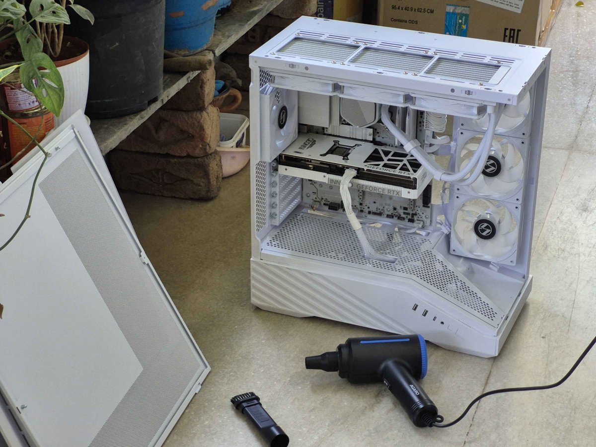 Alive Batman tweet media