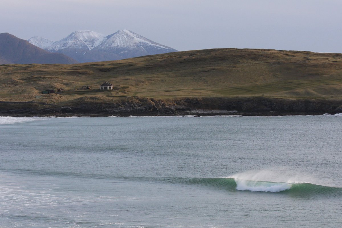 outdoorscots's tweet image. According to the guidebooks, this spot is an "average beachbreak." Fair enough. Here it is on an above average evening last week..  

#surfing #scotland #waves #surf #mountains #photography #lawofaverages
