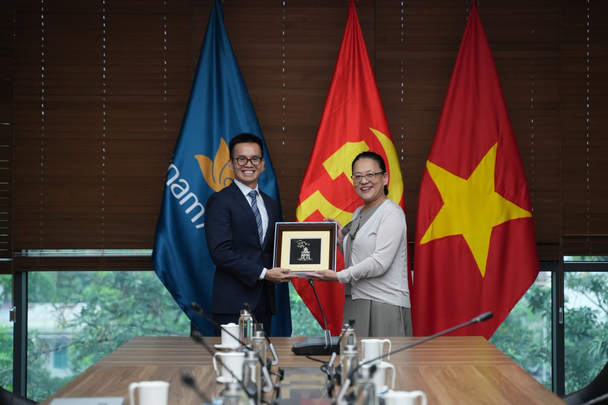 Vietnam Airlines tweet media