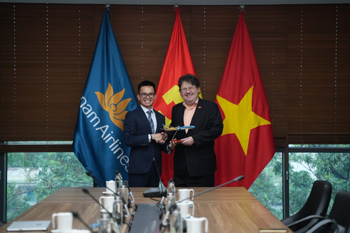Vietnam Airlines tweet media