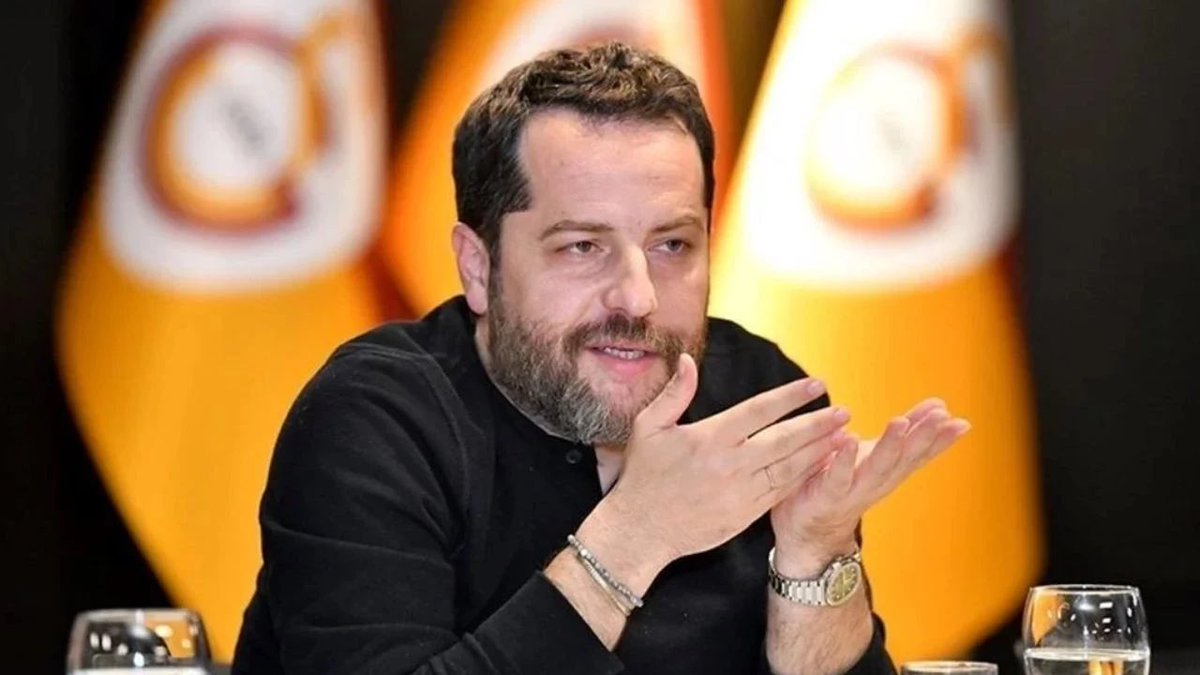 Erden Timur figürüne en ihtiyaç duyduğumuz dönemdeyiz.

Takımda bence bizlerin bilmediği hoca ile oyuncular arasında bir sorun var. 

Erden Timur buraları çok iyi okur, enerjiyi yukarı çekmek için tüm birlikteliği ve organizasyonu sağlar, takımla hoca arası köprü olurdu.