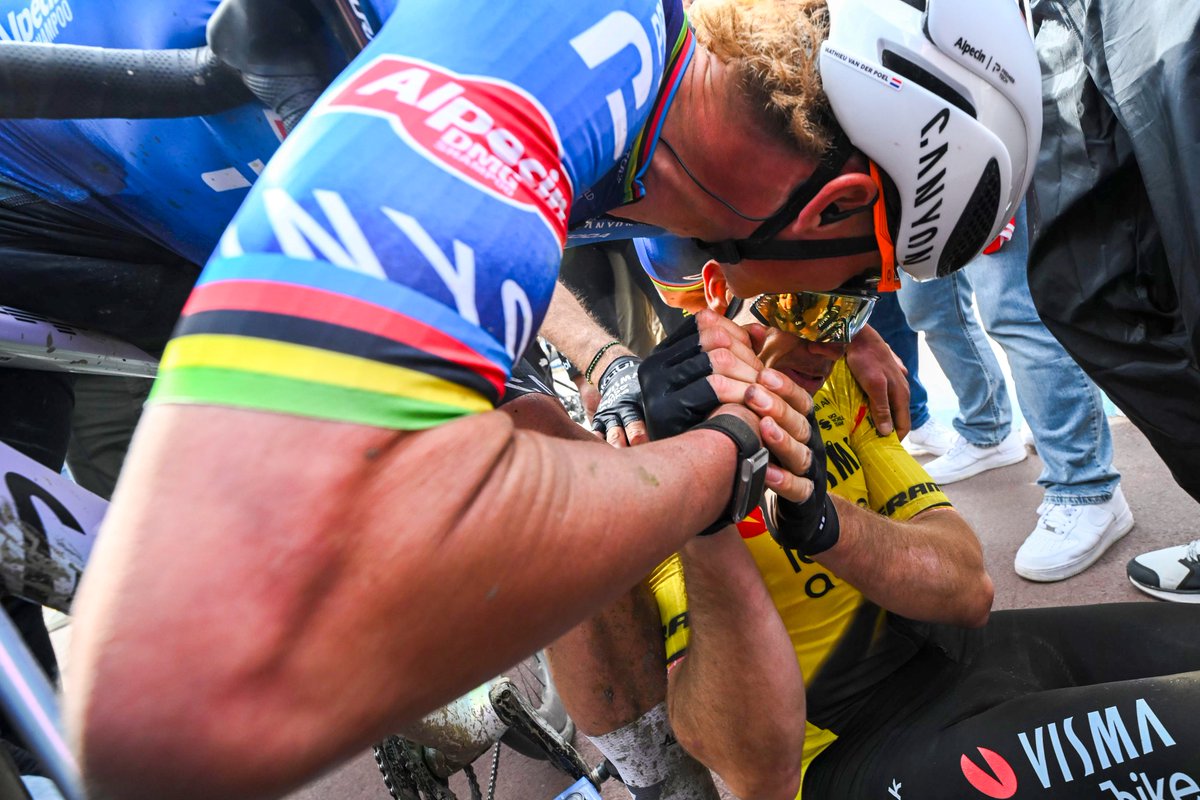 One of the standout moments from yesterday…

🇳🇱 Mathieu van der Poel congratulating 🇧🇪 Wout van Aert after his career defining win

📺 domestiquecycling.com/en/news/video-…

📸 Cor Vos