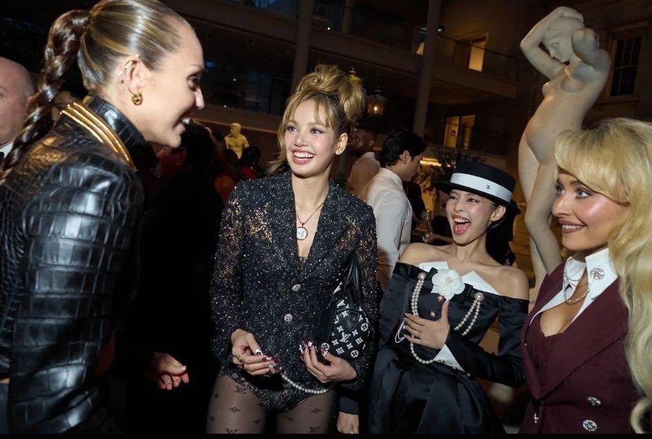 jenduckjen's tweet photo. let me bring back this picture. im still dying to know what was miley telling them for jennie having that reaction, and sabrina biting her lip🤣😭 https://t.co/3DIZN4PTRp