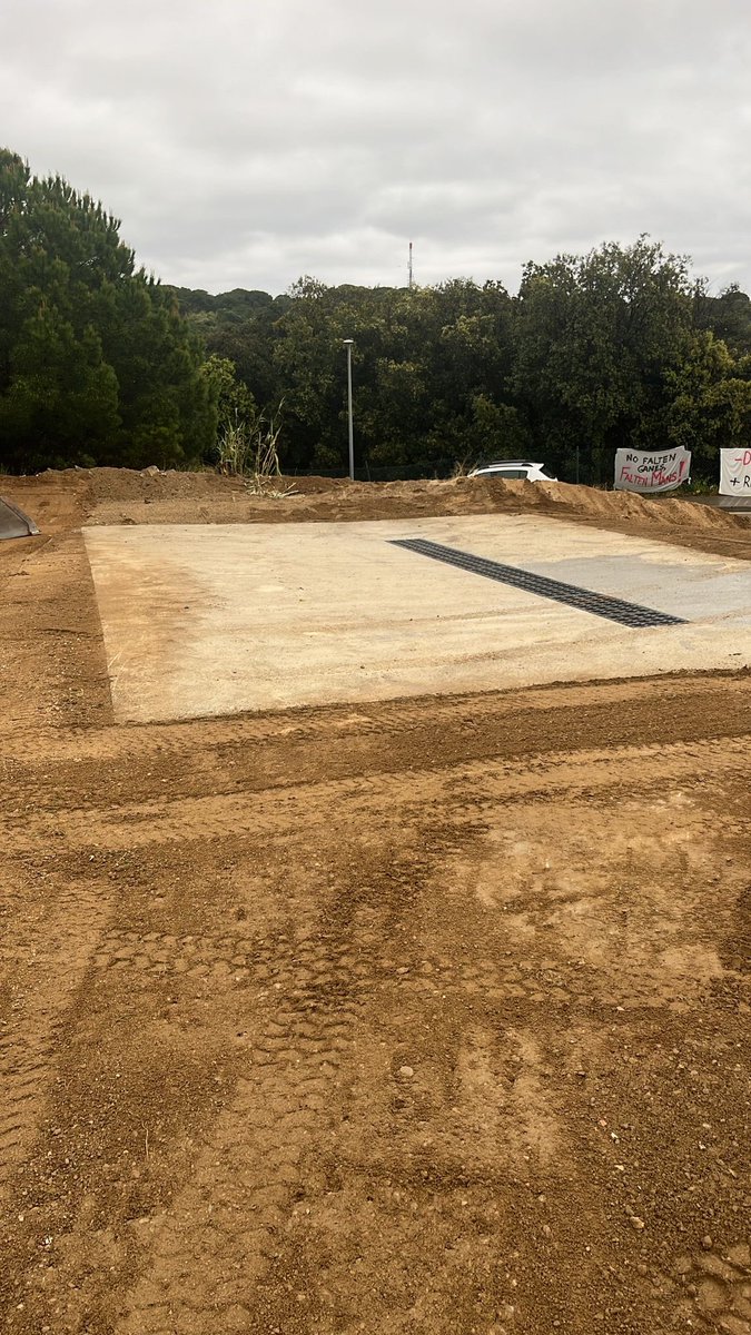 Les obres de millora del sistema d’evacuació d’aigües a la sortida de l’aparcament de l'Escola Turó del Drac ja han finalitzat.

Els treballs han consistit en la col·locació d’una canal, tubs de canalització i la construcció d’un muret de contenció per aguantar les terres.