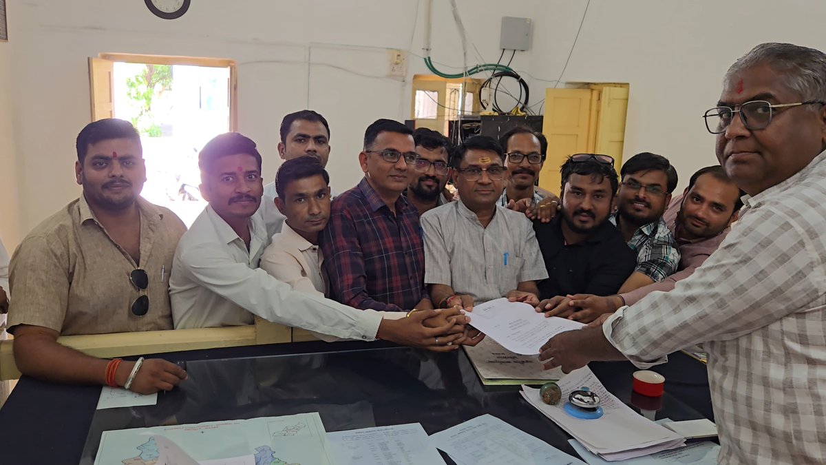 news21national's tweet photo. #Bhinmal:  पत्रकारों का प्रदर्शन, पीएम के नाम ज्ञापन सौंपा
 #Jalore #Rajasthan #RajasthanNews #LocalNews #RegionalNews #BhinmalNews
#JournalistsProtest #PressFreedom #MediaRights #JusticeForJournalist #Democracy #MemorandumSubmitted #JournalistUnity #FairInvestigation #AdministrativeAction #MediaVoice #RightsProtection #PublicIssue #BreakingNews #SupportJournalists #FreedomOfSpeech
@bharatsoni9950  @IfwjOf3164  @PMOIndia  @narendramodi  @PIB_India  @PressCouncil_IN @RajCMO @BhajanlalBjp @narendramodi