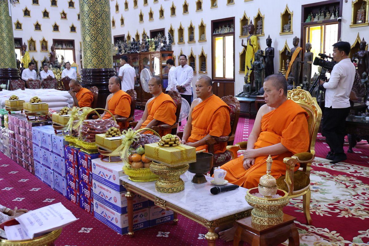 Cambodian_RC's tweet image. Following the Khmer traditional, #CRC organized and offered 15 kinds of food item &amp;amp; cash 46,000,000.00 Riel to Abbot and monks at Moni Sovann pagoda (Wat Chompus Kaeik), Phnom Penh municipality, prior the upcoming Khmer New Year 2570. (11.04.2026)
facebook.com/photo/?fbid=98…