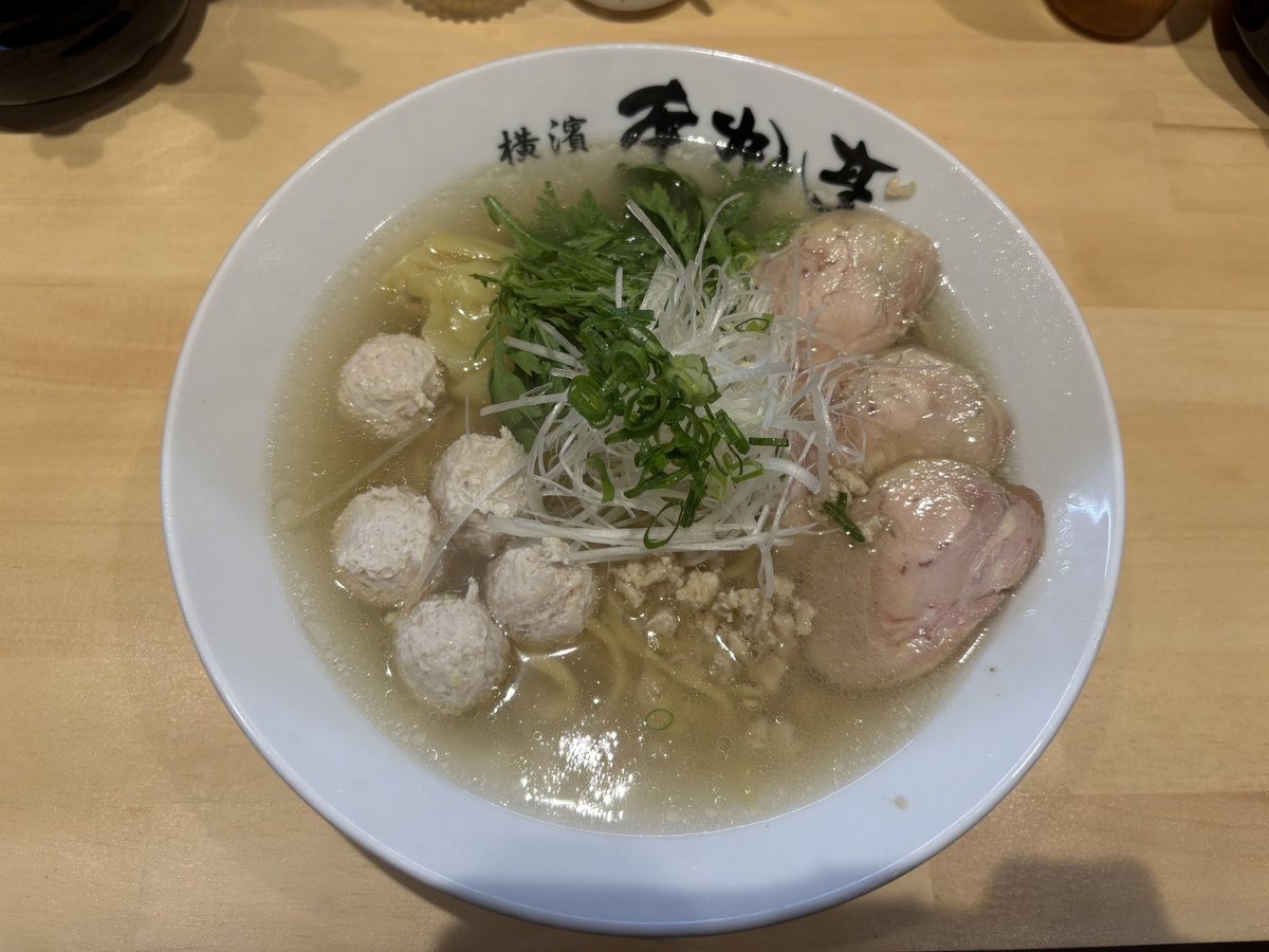 nabonayo2's tweet photo. ラーメン探訪『本丸亭 センター南店』センター南
鶏三昧塩ら〜麺

本日オープン㊗️
鶏の優しい出汁に魚介が重なるクリアなスープ､塩カドも無く食べ易い😋👌春菊が特徴的👍そぼろ・つくね・チャーシューなど正に鶏三昧💯💯💯自家製中太縮れ麺も抜かり無し🈵🌈流石塩の名店の逸杯､ご馳走様でした🍜🙏🙇‍♀️ https://t.co/RcwlnsZfEB