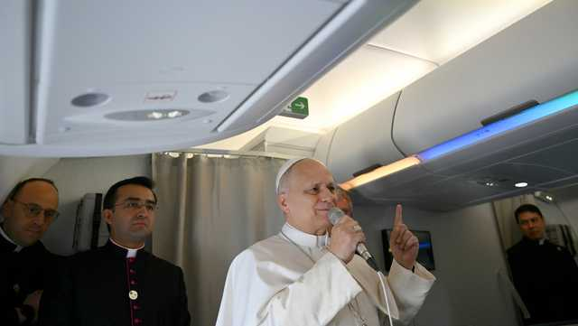 ferozwala's tweet image. #BREAKING 
🚨' I'll continue to speak out loudly against the war,' Pope Leo tells reporters after #Trump's criticism, saying he has 'no intention' of entering into debate with him

#Vatican | #USA 
x.com/ferozwala/stat…
📌American-born Pope #Leo_XIV pushed back Monday on