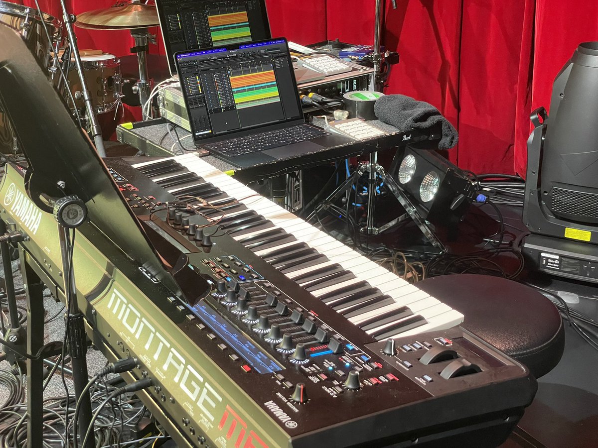 morio_morio's tweet photo. 10,11日はビルボード横浜で涼風真世さん45周年記念ライブでした！

今回はマニピしつつ鍵盤も弾いたんですけど‥譜面苦手なんで（コード譜は大丈夫なんだけどね）読めなさに震えた‥

今回もシンセはMONTAGE M6！いつもと違ってトランペットとかフルートとか生楽器系の音色多用で、音の良さに震えた‥ https://t.co/0RabFOeqTJ
