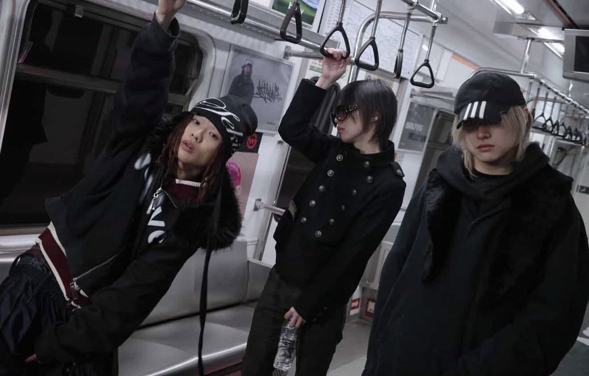 WAGONERDTOKYO's tweet photo. 日中韓のアンダーグラウンドサイファーが4/17に公開。

撮影は韓国で行われ、日本からはkegøn, Kianna, Yvnlazyが出演している。

以前話題となっていたスリーショットの全貌がついに明らかとなった。 https://t.co/1BiMqi9N85