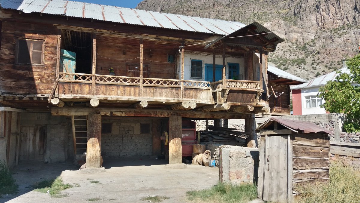 kyn1299's tweet photo. "Hayat, bir mumun aleviyle duvara düşen gölgesi arasındaki o ince sızıdır; ışık söndüğünde ne gölge kalır geriye, ne de sızısı." https://t.co/mCLYv699CT