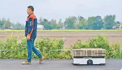 China_Amb_Japan's tweet image. 智能机器人正成为农民的得力 “帮工”。不仅能负重 400 公斤，还能全天候巡田。