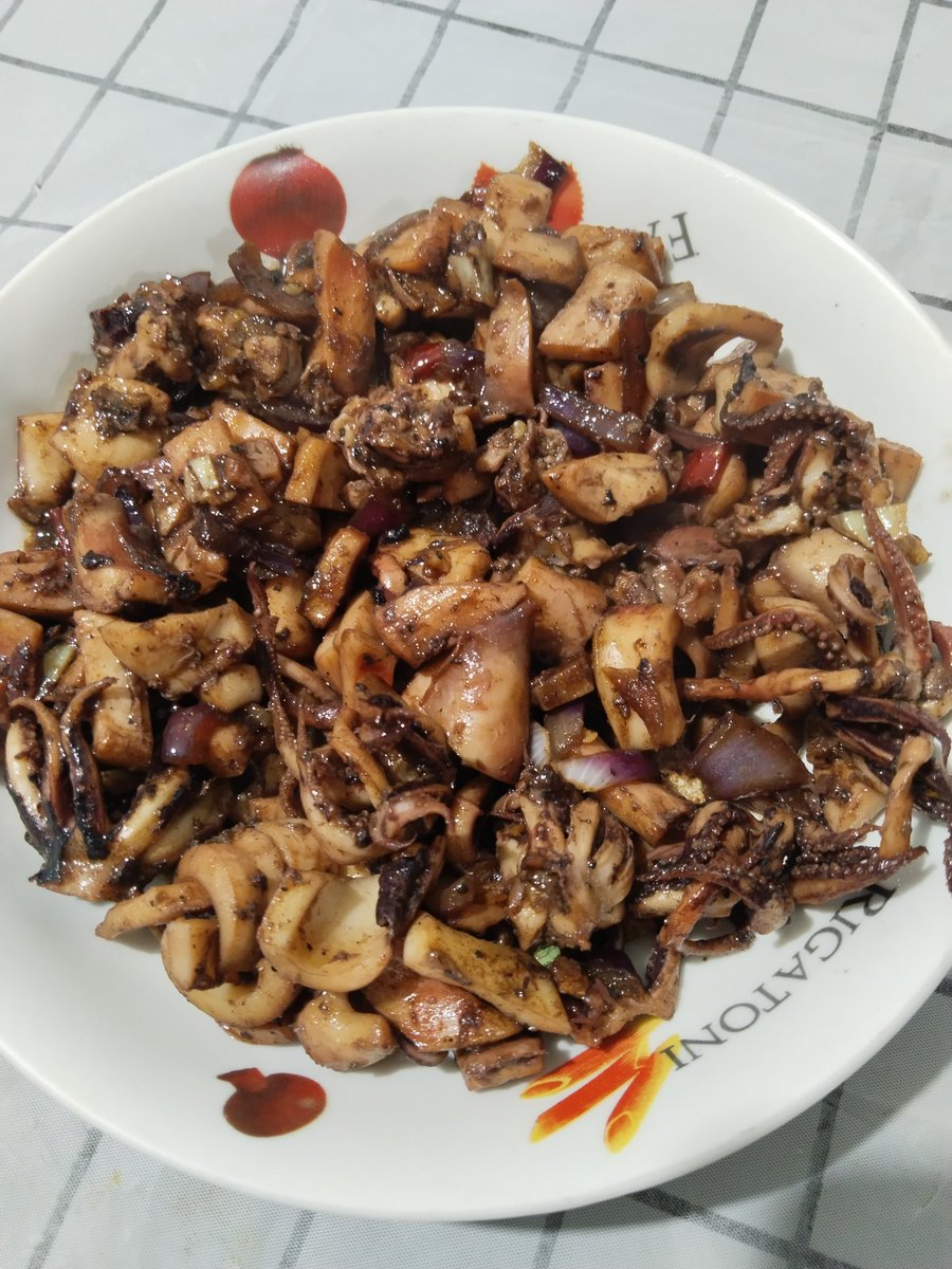 Lenz0819's tweet image. #PUSIT manin dahil 70 pesos na lang per Kilo😻
#adobongpusit 🦑🐙🤤🔥
Dinner Tamu.❤️