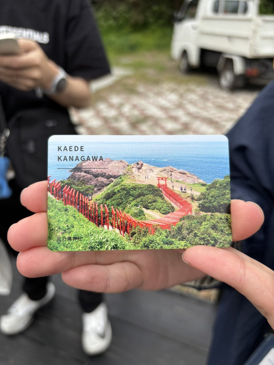 GoToriyama's tweet photo. 山口県長門市の塩製造所でプレーリーカード @prairie_card @tib_tokyo を振り回していたら長門市の職員さんがプレーリーカード持ってました！長門市と下関市バージョンで表裏でデザインされてました✨みんなもその場で申し込んでくれて嬉しい🥰 https://t.co/svTZNnXr6A