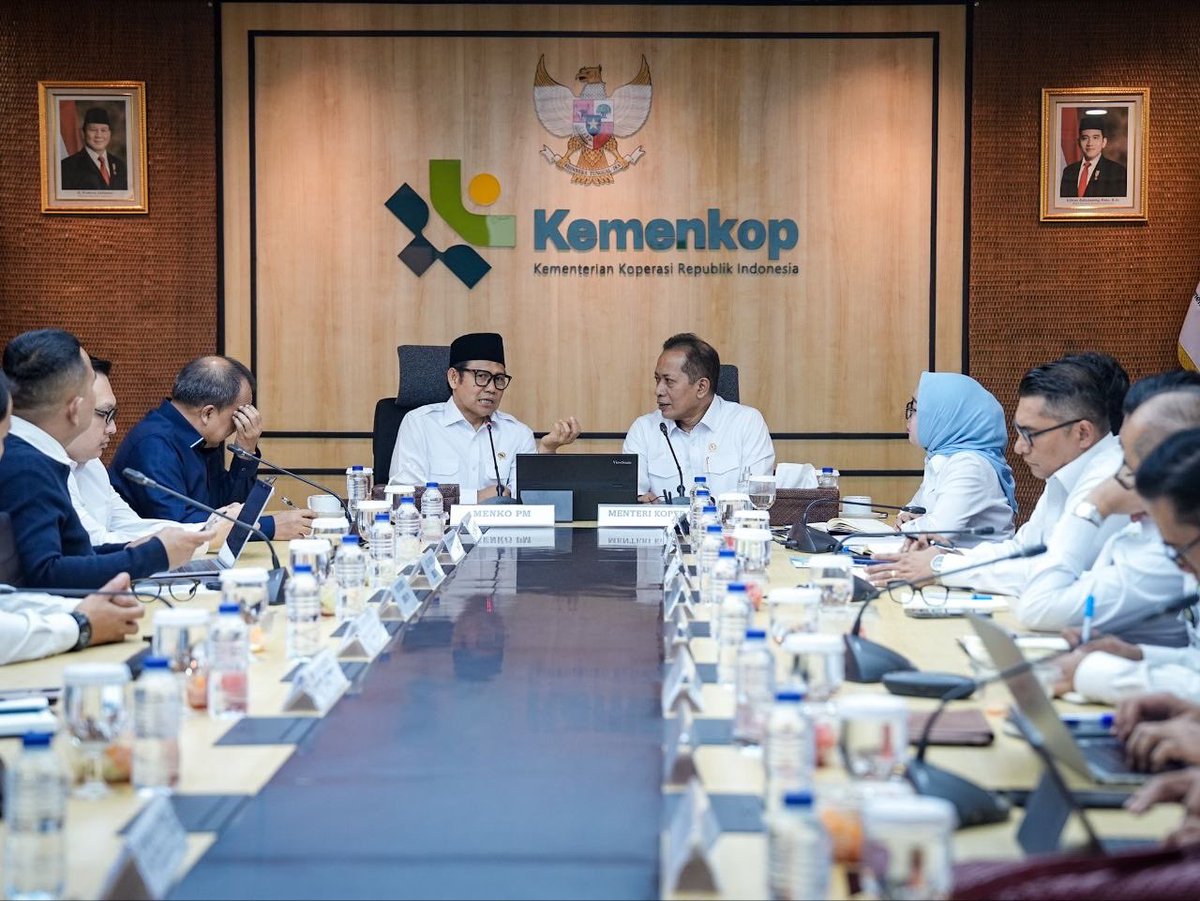 cakimiNOW's tweet photo. Pemberdayaan masyarakat harus jadi tulang punggung ketahanan nasional.

Arahan Presiden @prabowo jelas: krisis geopolitik saat ini harus kita ubah jadi peluang. Karena itu, hari ini Kemenko PM bersama Kementerian Koperasi melakukan sinkronisasi agar koperasi benar-benar jadi kekuatan ekonomi rakyat.

Kopdes harus jadi etalase  bagi produk lokal terbaik. Menyerap hasil petani, peternak, dan UMKM. Mengolah, menjaga kualitas, lalu menghadirkan nilai tambah yang kembali ke masyarakat. 

Koperasi harus tumbuh dan bergerak menjadi kekuatan ekonomi, supaya bisa bersama sama mengentaskan kemiskinan dan menghadirkan kesejahteraan bagi masyarakat.
@FerryJuliantono @kemenkop_