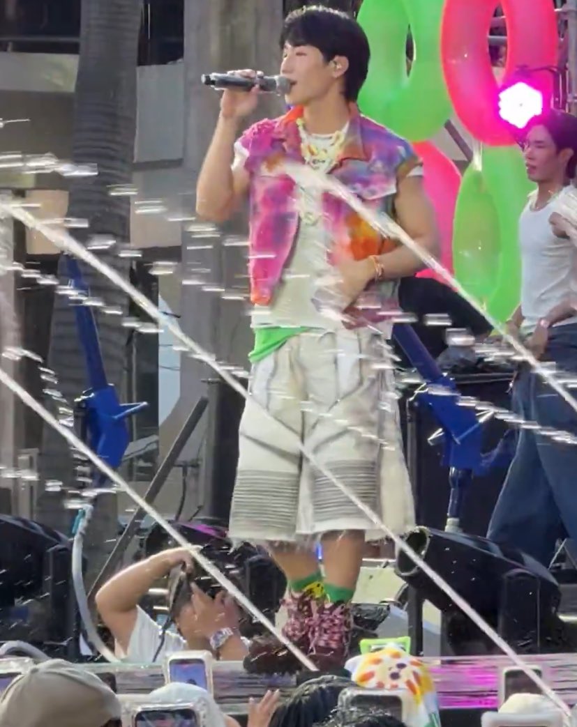 zhaowar (slow) tweet media