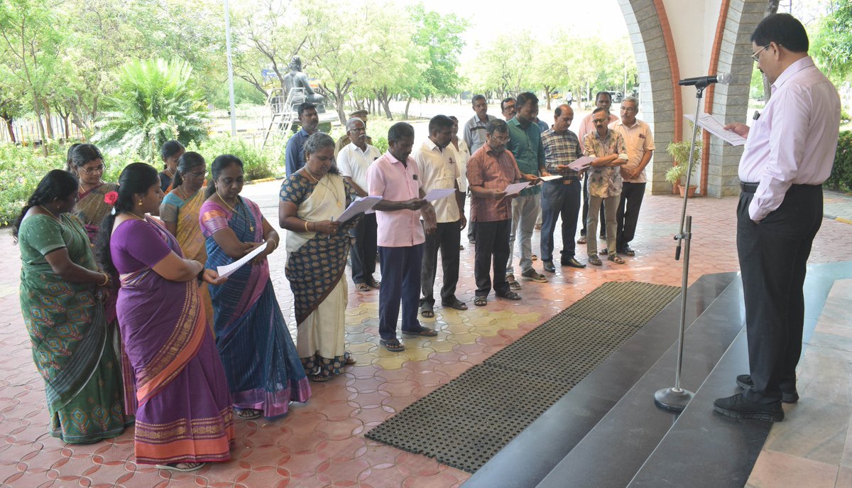 msutvl's tweet photo. திருநெல்வேலி மனோன்மணியம் சுந்தரனார் பல்கலைக்கழகத்தில் சமத்துவ நாள் சிறப்பாகக் கடைப்பிடிக்கப்பட்டது.

பதிவாளர்  ஜே. சாக்ரட்டீஸ் அவர்கள் தலைமையில் பேராசிரியர்கள், அலுவலர்கள் மற்றும் பணியாளர்கள் கலந்து கொண்டு சமத்துவ உறுதிமொழி ஏற்றனர்.

#SamathuvaNaal #MSUniversity #SocialJustice https://t.co/e5DMdzaESY