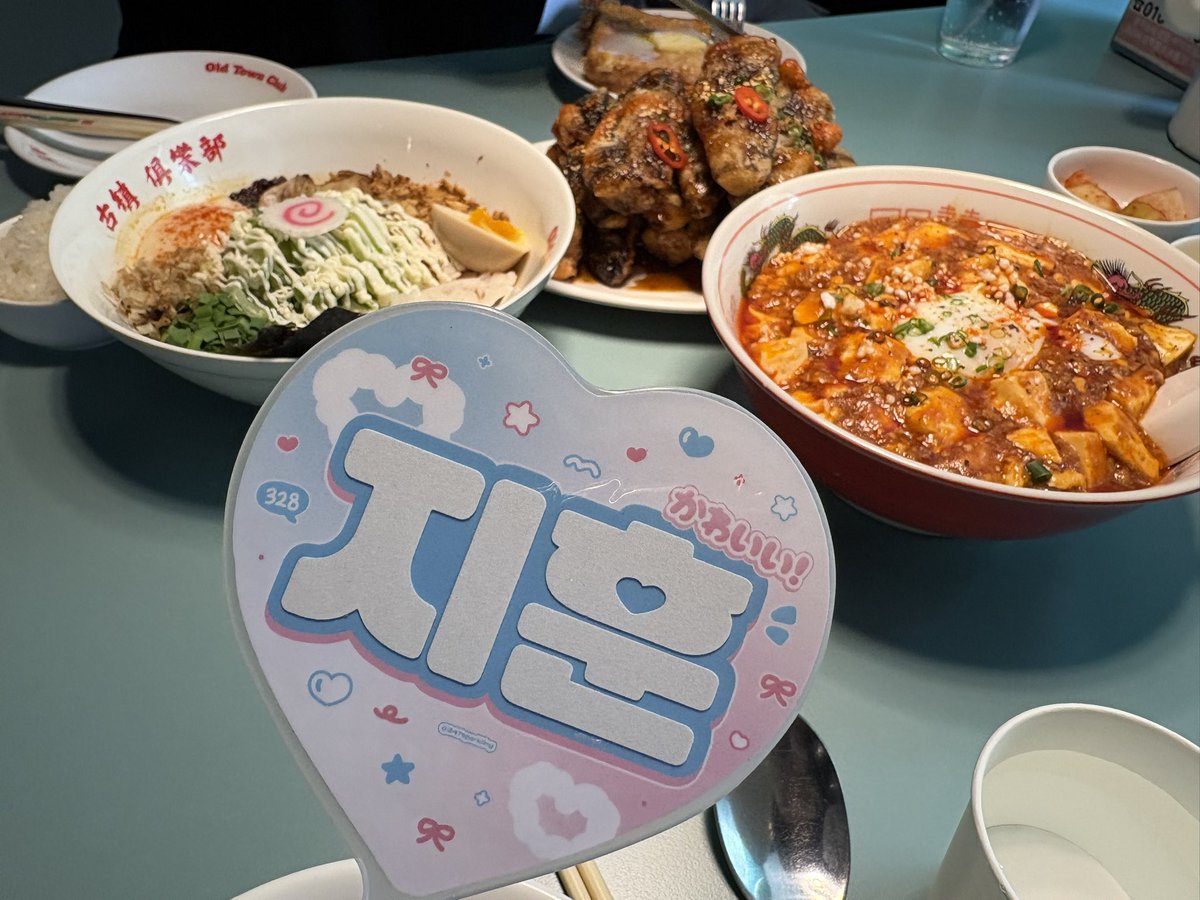 haepbee's tweet photo. 머글친구들이 참 신기하게 쳐다봐요 https://t.co/5YXgoncTho