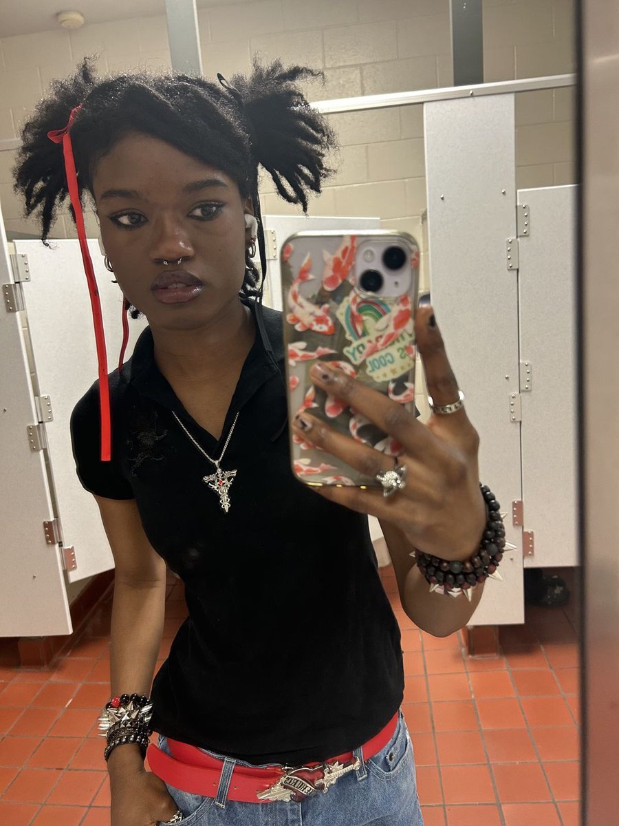 detective fierce 🎪 tweet media