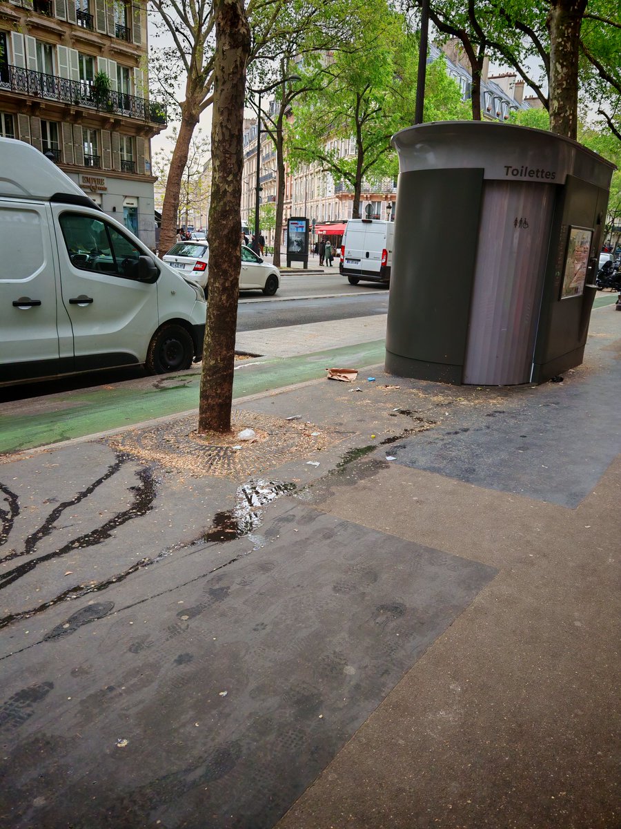 Ce matin, une des annexes de la salle de shoot officielle #HSA #Paris10

Témoignage d'une vendeuse du magasin à côté : "si on leur dit d'aller faire ça ailleurs, les drogués menacent de nous piquer avec les 💉"

C'est ça la #HSA et la réduction des risques au cœur d'un quartier.