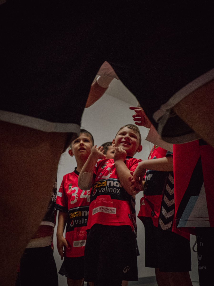atleticonovas's tweet photo. 🐗❤️‍🔥 ANTES DE SAÍR Á PISTA

No túnel xa se xoga o partido…
nervios, ilusión e miradas que din todo 🤾‍♂️✨

Os máis pequenos vivindo cada momento ao máximo, soñando con estar aí algún día 💭

Porque isto tamén é Novás:
emoción, canteira e futuro 💪🏼 https://t.co/nz4hCZ7yWJ