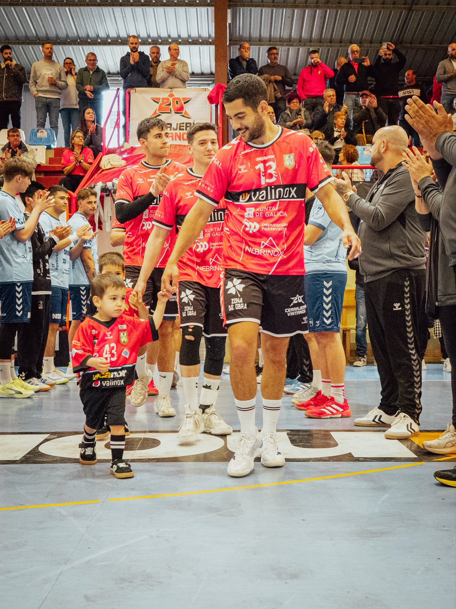 atleticonovas's tweet photo. 🐗❤️‍🔥 ANTES DE SAÍR Á PISTA

No túnel xa se xoga o partido…
nervios, ilusión e miradas que din todo 🤾‍♂️✨

Os máis pequenos vivindo cada momento ao máximo, soñando con estar aí algún día 💭

Porque isto tamén é Novás:
emoción, canteira e futuro 💪🏼 https://t.co/nz4hCZ7yWJ