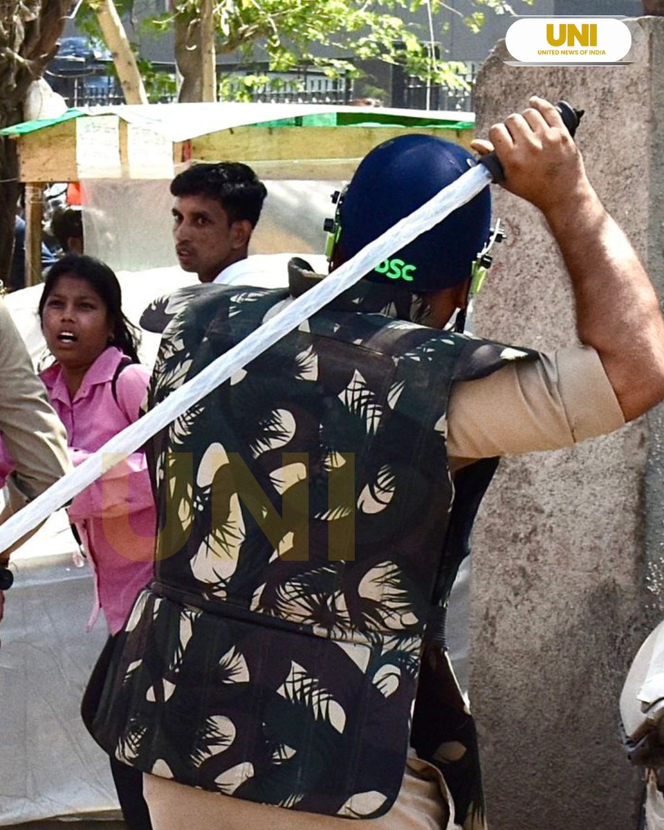 UNI_Photos's tweet image. In Photos | Security personnel were deployed in Noida Sector 1 after company employees staged a protest demanding a salary hike. Vehicles and property were damaged, and stone-pelting was reported during the protest.

📸: Ritik Jain / UNI 

#Noida | #NoidaSector1 | #Protest |