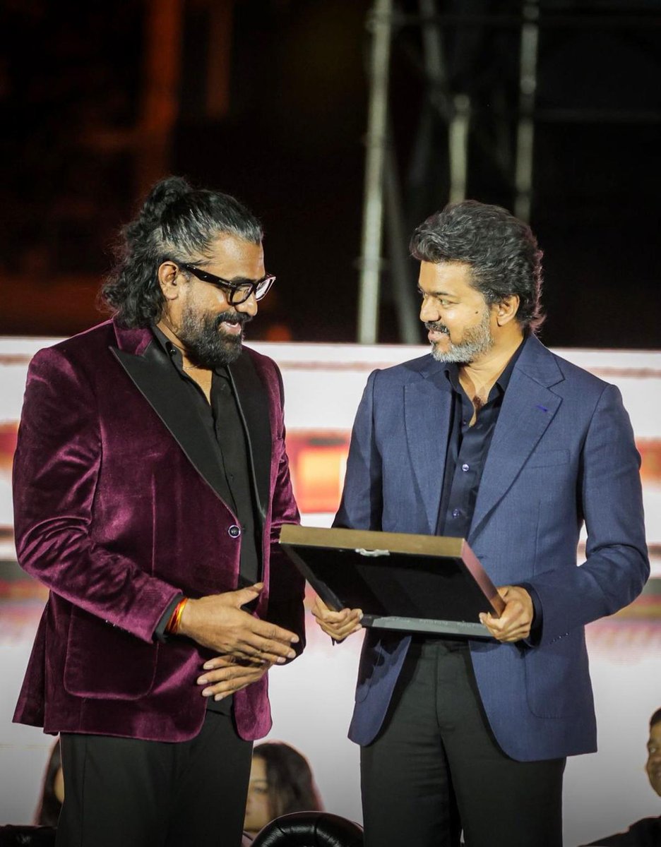 Jayesoorya's tweet image. #Jananayagan - #ThalapathyVijay has promised KVN Productions that he will take all necessary steps to make production a safe venture after the leak..🤝📷

Hope this will be another film for KVN and a proper farewell film for Vijay, already has ideas for #Master2 and #Leo2. 😇😎