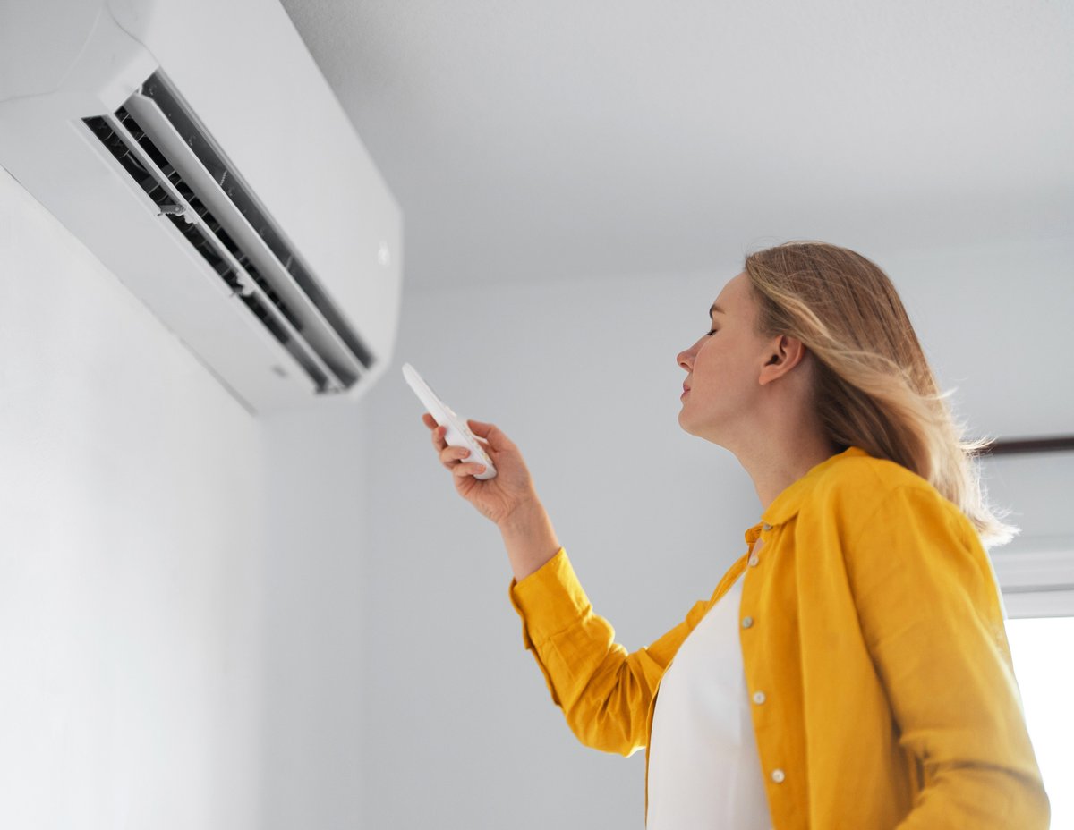 LoopAirCon's tweet image. Don't let the heat beat you this summer - install home air conditioning and you'll never look back!

Find out about our range of modern, low energy solutions and request a free quotation today. 😎
loopairconditioning.co.uk #homecooling #airconditioning #herts #beds #bucks