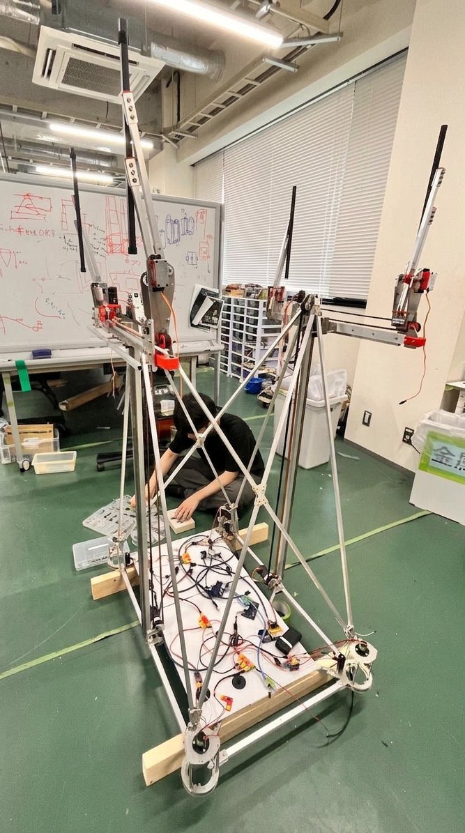 nittc_robo's tweet photo. 機械班は、ロボットの骨や筋肉を作る班です
機械班の仕事は主に設計・加工・組み立てに分かれます。それぞれ、計算を経たモデル作成、部品作成、部品の組み立てによるロボット作成を行います。
ロボットのフレームを組みたい、面白い・すごい機構を作ってみたいという人には、機械班がおすすめです！ https://t.co/2pZOOb0VfR